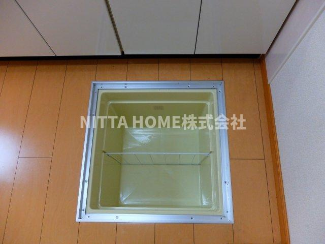 丹波市氷上町市辺のアパートの収納|食品のストックにも便利な床下収納付き★