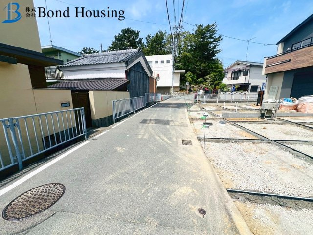 SICあり　並列3台駐車可能　魚住町中尾　全2棟　2号棟の前面道路含む現地写真