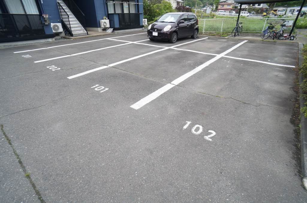 グランドハイツ中津川の駐車場