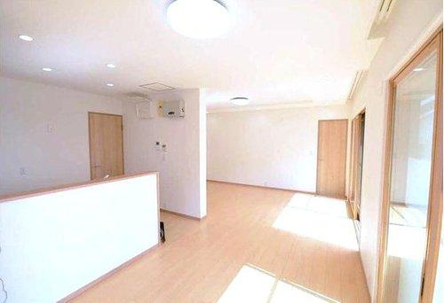 ネオコーポ武庫川の居間・リビング|南西向きに大きく開いた窓からは、明るい陽射しが射し込みます。
爽やかな風が吹き抜ける心地良いリビングには、自然と家族が集まります。
