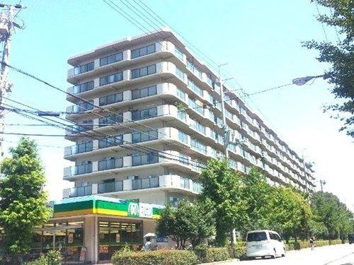 ネオコーポ武庫川の外観|通勤にも外出にもアクセス良好。家族でおでかけすることも増えそうですね。