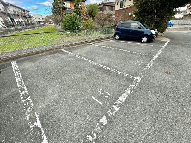 城西シティー彦和の駐車場