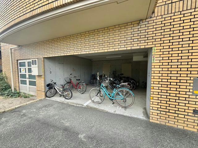 城西シティー彦和の駐車場