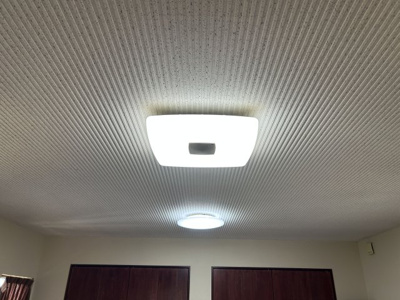 【その他】 | 柳川市大和町塩塚 | 吸音効果もある天井材。照明器具も備えています。