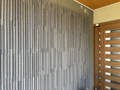 【玄関】 | 柳川市大和町塩塚 | お家の顔、玄関入口は重厚感のある材料を使用。
