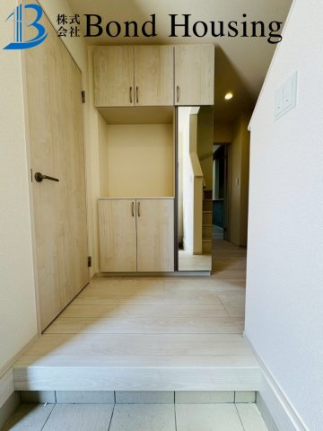 全3区画　並列2台駐車可能　魚住町中尾　1号棟　新築戸建の玄関