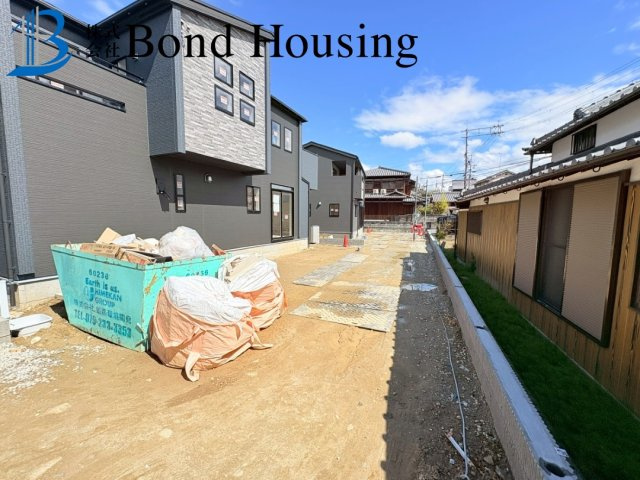 全3区画　並列2台駐車可能　魚住町中尾　1号棟　新築戸建の前面道路含む現地写真