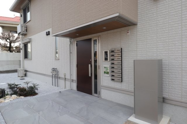 Quattro Soldi 花畑のエントランス|ゆとりのあるエントランスです