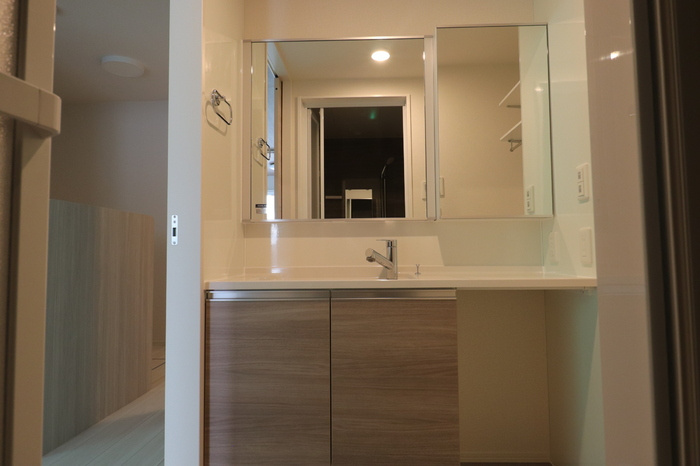 Quattro Soldi 花畑の洗面所|ゆったりとスペースのある洗面所