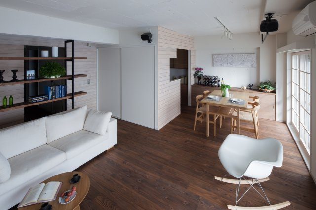 家具は付きません。可動式棚とテレビボードは残置物となります。