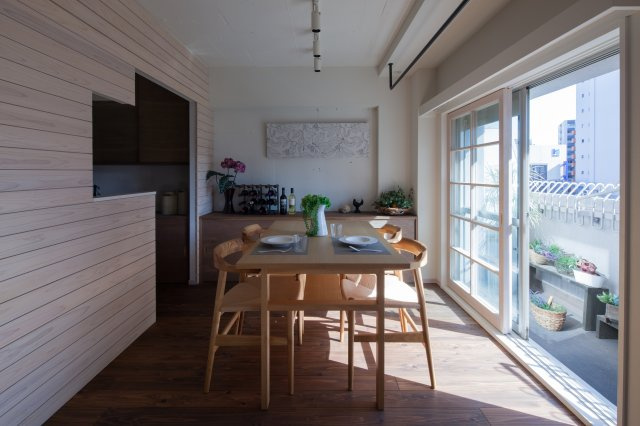 家具は付きません。可動式棚とテレビボードは残置物となります。