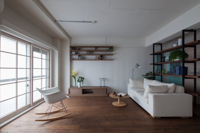 家具は付きません。可動式棚とテレビボードは残置物となります。