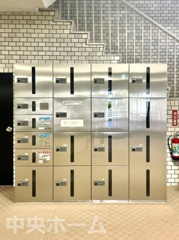清澄ハイツの設備|【宅配ボックス】在宅時・不在時に関わらず、居住者の代わりに非対面で宅配物を受け取ってくれる便利な設備です。わかりやすくご説明致しますので見学時にはお部屋だけではなく共用部分もぜひチェックしてください。