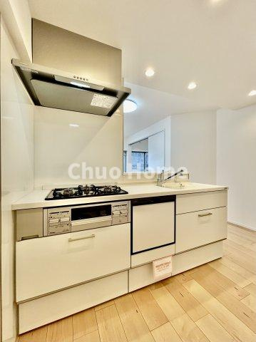 清澄ハイツのキッチン|ワイドで収納豊富なシステムキッチン