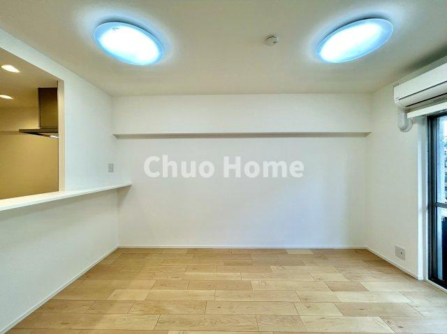 清澄ハイツのキッチン|視界に広がりを生むオープンなキッチン。料理や片付けをしながら、家族との会話を楽しんだり、リビングで遊ぶ子どもを見守れます。ご見学時には家具の配置などもイメージしながらぜひご覧になって見て下さい。