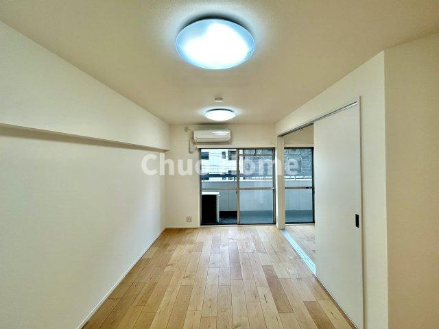 清澄ハイツの居間・リビング|【リビングダイニング】一日の中で多くの時間を過すことになるリビングダイニングだからこそ、いつも穏やかな空間であることが必然。爽やかな通風と採光を存分に感じる事が出来る空間です。