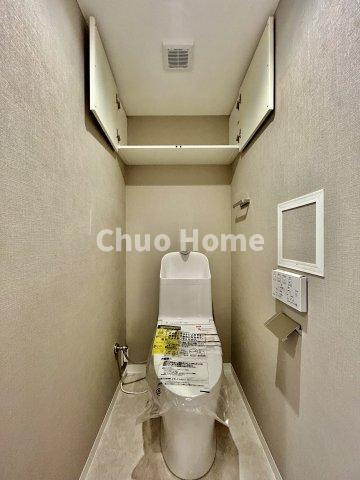 清澄ハイツのトイレ|【トイレ】 収納スペースをしっかりと確保した温水洗浄便座機能付きトイレ。温水洗浄便座は清潔にお使いいただくための大切なアイテムです。