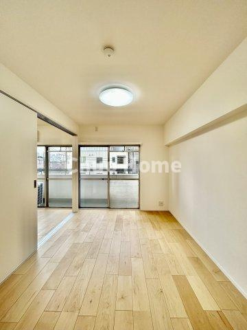 清澄ハイツの洋室|【洋室】快適に過ごす条件は、一人ひとり違います。だからこそ飾り過ぎないシンプルな内装と偏り過ぎないデザインで統一しております。居住していく中でオーナー様だけの【マイホーム】に創り上げて下さい