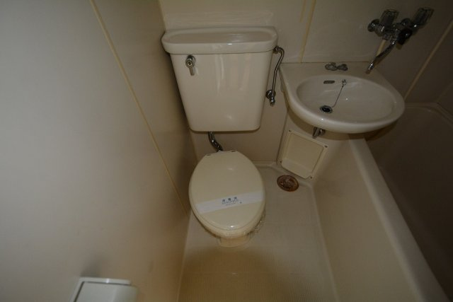 浴室内にトイレがあります♪