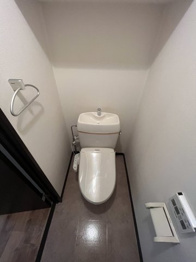 温水洗浄便座付きのトイレです♪