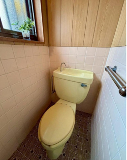 【トイレ】 | 尼崎市大庄北５丁目中古テラスハウス　浴室新品 | シンプルトイレです♪お好きなリフォームを楽しんでみませんか？流行りのDIYにチャレンジしてみませんか？ぜひ現地でご確認ください！お気軽にネクストホープ不動産販売までお問い合わせを！！