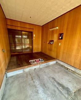 【玄関】 | 尼崎市大庄北５丁目中古テラスハウス　浴室新品 | 広い土間の奥に玄関がございます♪お好きなリフォームを楽しんでみませんか？流行りのDIYにチャレンジしてみませんか？ぜひ現地でご確認ください！お気軽にネクストホープ不動産販売までお問い合わせを！！
