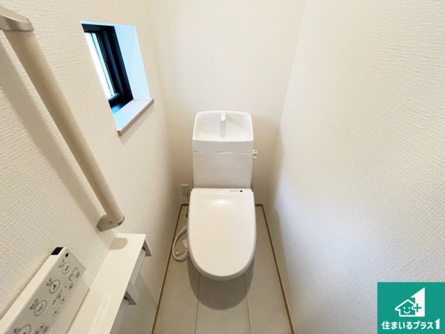 明石市二見町東二見　第1期　新築一戸建てのトイレ|1・2階の2ヶ所にあるので、朝の忙しい時間の順番待ちもなく、深夜の利用にも大変便利です。