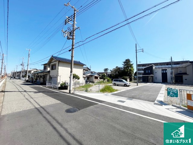 明石市二見町東二見　第1期　新築一戸建ての前面道路含む現地写真|周辺は閑静な住宅街！前面道路広々で車の出し入れも便利です。駐車が苦手な方でも安心して車庫入れできます！