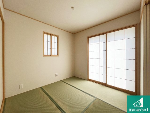 明石市二見町東二見　第1期　新築一戸建ての和室|一室あると便利な和室は客間としてだけでなく、小さなお子様のプレイルームや食後のくつろぎスペースとしてもご利用いただけます。収納もついていますので大活躍間違いなし！