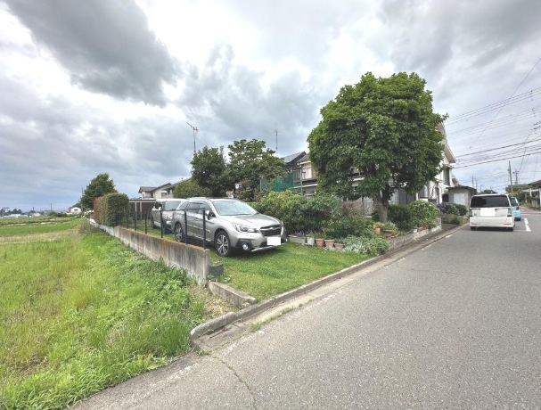 敷地面積102坪　売地　川越市松郷の前面道路含む現地写真|南北に長い北東角地！北側10ｍ公道、13.5ｍ接道！東側6.2ｍ公道、23ｍ接道！
お車の出し入れもラクラクです♪