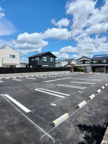 ウィズ・テール南彦根１号館の駐車場