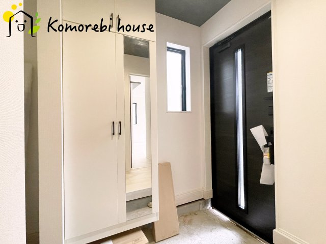 北本市東間　4期　新築一戸建て　グラファーレ　02の玄関|収納もある玄関です