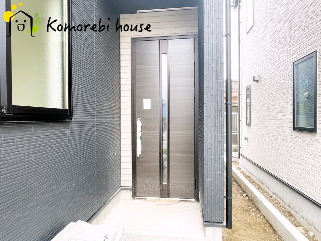 北本市東間　4期　新築一戸建て　グラファーレ　02の玄関|明るい玄関です
