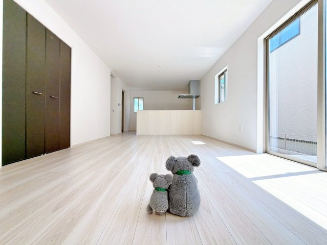 【居間・リビング】 | 前橋市北代田町　新築住宅 | 広々としたリビングでくつろぎと会話が生まれる、心地よい時間をお過ごしください。