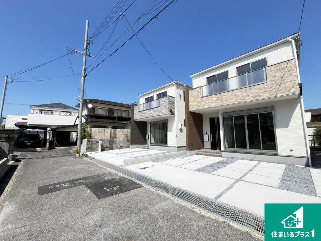 守山市岡町　第1期　新築一戸建ての前面道路含む現地写真|周辺は閑静な住宅街！前面道路広々で車の出し入れも便利です。駐車が苦手な方でも安心して車庫入れできます！
