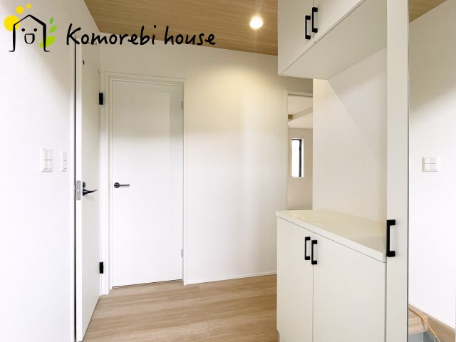 北本市東間　4期　新築一戸建て　グラファーレ　03の玄関|明るい玄関です
