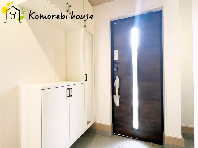北本市東間　4期　新築一戸建て　グラファーレ　03の玄関|明るい玄関です