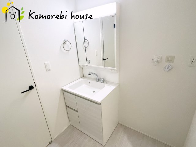 北本市東間　4期　新築一戸建て　グラファーレ　03の独立洗面台|独立洗面台あり、毎朝おしゃれに忙しい女性の方におすすめです