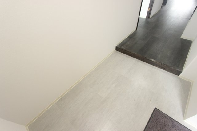 稲熊ビルの玄関|※リノベーション工事中の写真になります。9.12時点