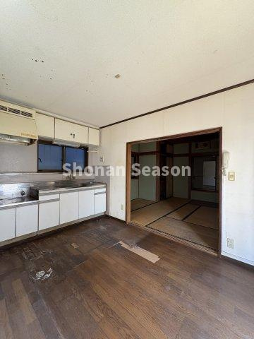 【現地画像あり】座間市ひばりが丘1丁目　中古戸建　66.05㎡のキッチン|和室が隣接し、開放すれば広々一体利用することができますよ。