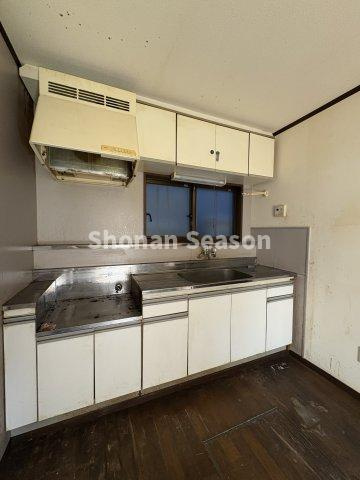 【現地画像あり】座間市ひばりが丘1丁目　中古戸建　66.05㎡のキッチン|収納豊富にあり、調理器具もスッキリ片付きます。