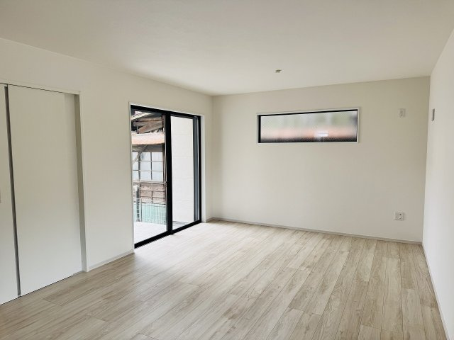 八王子市　本町　新築一戸建て　４期の居間・リビング|～21.7帖の明るく開放感のあるLDK、家族団欒の時間をお過ごしいただけます～