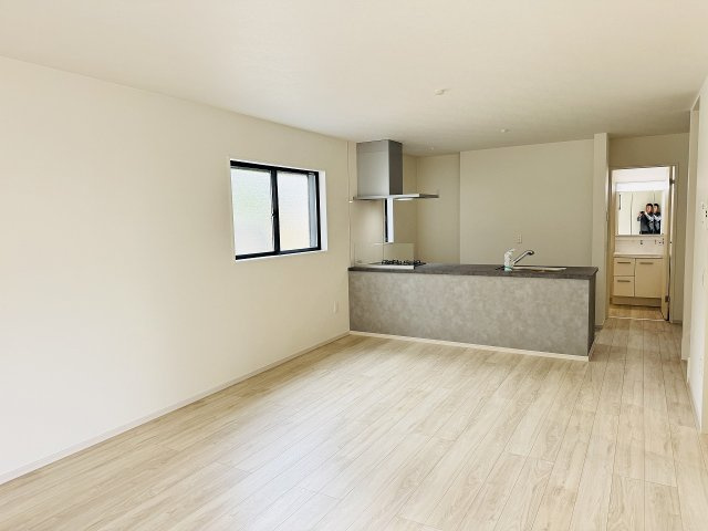 八王子市　本町　新築一戸建て　４期の居間・リビング|～21.7帖の明るく開放感のあるLDK、家族団欒の時間をお過ごしいただけます～