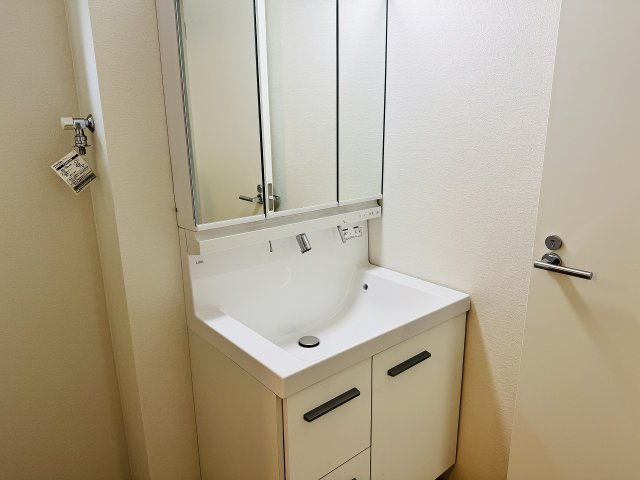 八王子市　本町　新築一戸建て　４期の独立洗面台|～３面鏡付きの独立洗面台　細々している物をスッキリ収納出来ます～
