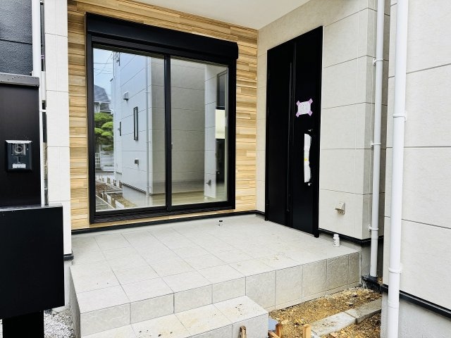 八王子市　本町　新築一戸建て　４期の玄関|～玄関は安心のWロックキーを採用　広い玄関ポーチで雨の日も安心～