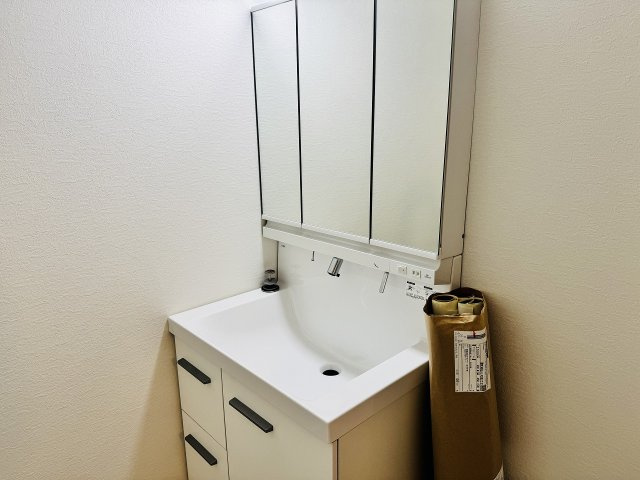 八王子市　本町　新築一戸建て　４期の独立洗面台|～３面鏡付きの独立洗面台　細々している物をスッキリ収納出来ます～
