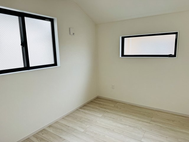 八王子市　本町　新築一戸建て　４期の洋室|～2階4.8帖の洋室　2面採光で明るく風通しの良いお部屋です～