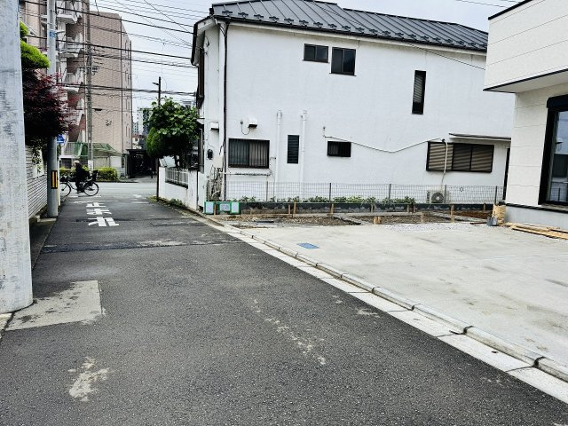 八王子市　本町　新築一戸建て　４期の前面道路含む現地写真|～東側4ｍ道路に面しています～
