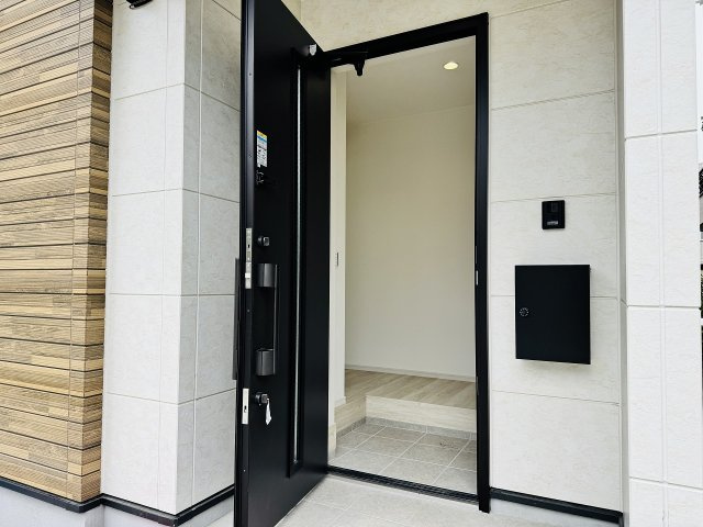 八王子市　本町　新築一戸建て　４期の玄関|～玄関は安心のWロックキーを採用～