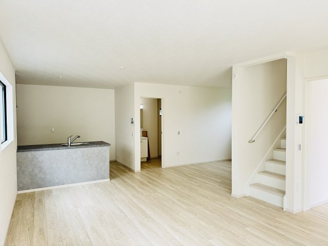 八王子市　本町　新築一戸建て　４期の居間・リビング|～24.3帖の明るく風通しの良いLDK、家族団欒の時間をお過ごしいただけます～